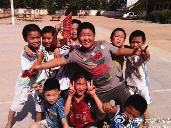 7��17������(y��ng)�ƻ����s�Q���������(y��ng)�����ٿh�R��ƺ�l(xi��ng)��?j��ng)_С�W(xu��)��ȭ��С�(du��)�T����Ȼ�����ڵ��ž������������ڞ��������ݴ�W(xu��)��΢�⡱־Ը�߈F(tu��n)�(du��)�e�k�ĵ���ˇ�R������(zh��n)����