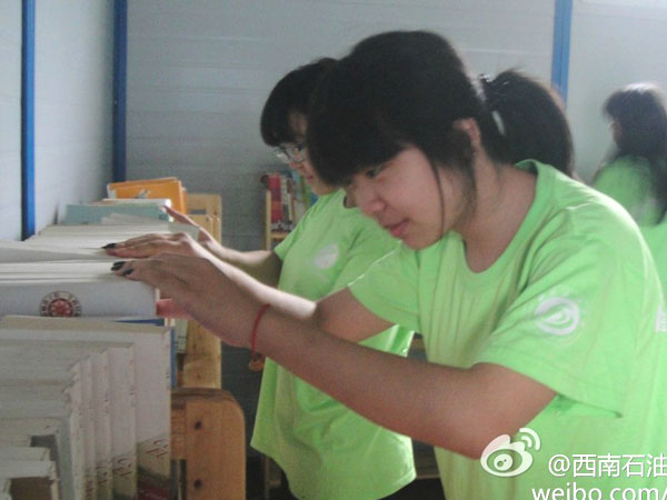 7��20�����巿����Đ��ĕ��ݽK��������ʯ�ʹ�W(xu��)У��ӛ�߈F(tu��n)꠆T����Ŭ���²����ꮅ���D��һ��꠆T������D���^����¶������ϲ��Ц����