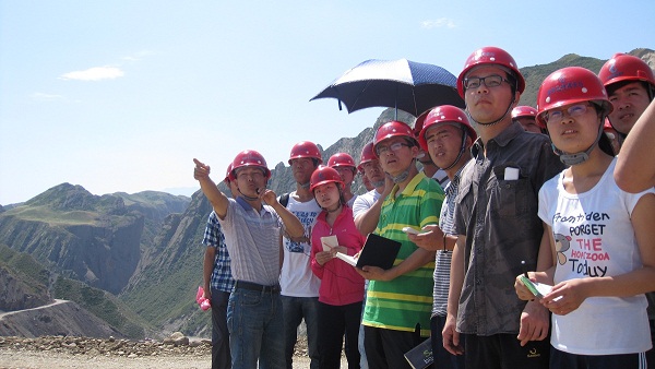 7��9�գ�ʯ���Ӵ�W��������顱�F꠵ڶ���ǰ����˹����ˮ���м~�����������{(di��o)�п�˹����ˮ���м~���̵ĵ��|(zh��)��r���D��꠆T�����J�� ȡ�����ώ����v����