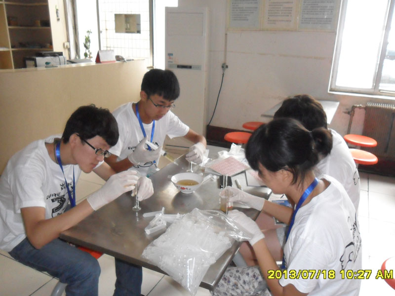 7��27�������ϴ�W���YԴ�ɡ�����������`��꠵��_��һ�����`�ء����ĳ���꠆T���R��ͣ��ǰ����һ��ȡ���c�M��ȡ�ӹ������D��꠆T���ڌ�200ml�Ę�Ʒ�b�M20��С������ԇ��ƿ����