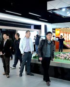 晉江城市展館　　晉江城市展館大樓位于世紀(jì)大道西側(cè)，于2004年12月動(dòng)工建設(shè)，地上四層、地下一層，總建筑面積為18645平方米，項(xiàng)目總投資為7500萬元。