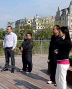 網(wǎng)友參觀晉陽(yáng)湖　　晉陽(yáng)湖項(xiàng)目原投資計(jì)劃為2.2億元，區(qū)域內(nèi)五座橋?yàn)榫坝^橋。為完善其功能，強(qiáng)化景觀提升效果，對(duì)部分項(xiàng)目進(jìn)行了優(yōu)化、提升，包括將區(qū)域內(nèi)五座景觀橋改為市政橋并新增兩座市政橋。