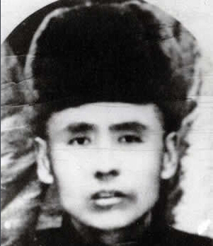 ���F÷��1893��1934�����������|����Ϫ��1931��10����Ѯ�����F÷�������|�������l(w��i)܊�����ڵ��|���P����ᶎr���f��һ����ӡ�1932��3�����|���񱊿��վȇ���ί�����F÷��|�����x��܊��28·܊˾����1934��5��30���������F÷����͢�o���I(l��ng)�Ăα��°���꠲��@��1934��9��28��ҹ�����F÷����܊�ٰ�񽵟oЧ�±�������1935�깲�a(ch��n)�h�l(f��)���ġ���һ���ԡ������Q���ǡ���ȇ������|������Ӣ�ۡ���1988�걻׷�J�������ʿ��2014��9��1���������������������ĵ�һ��300����������Ӣ�Һ�Ӣ��Ⱥ�w��䛡�