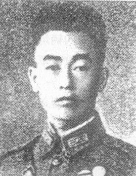 ����t��1905��9�������F��ʡ�󲨿h�ˡ�1926���������S��܊�ٌW(xu��)У��5�ڲ����ƌW(xu��)��(x��)��1937��������t�����ʲ�������������������(zh��n)��ؓ(f��)؟(z��)���ؼζ�һ�������˔��˶���M������������(zh��n)��������t�����ʲ��D(zhu��n)�Ƶ����֮����(zh��n)���_ʼ�Γ���ӣ���܊�{(di��o)����(y��u)�ݱ�����������t�c������ʿ�����ڽ��u�I(l��ng)������t��������ʿ���c��܊����(zh��n)������ҹ�� 1939��2��������t�����ʲ�������𣨲����䣨������·������܊�������Ď��F����(zh��n)�������ұ��������У�����ѳ����