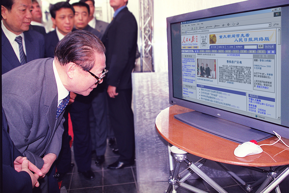 2000年4月26日，江澤民同志在南非出訪時專門通過人民網(wǎng)了解報道情況。