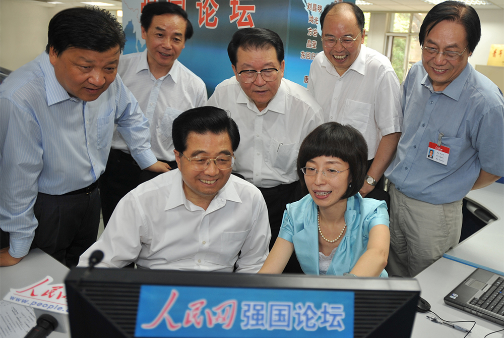 2008年6月20日，胡錦濤同志考察人民日報社時，通過人民網(wǎng)強國論壇同網(wǎng)民在線交流。