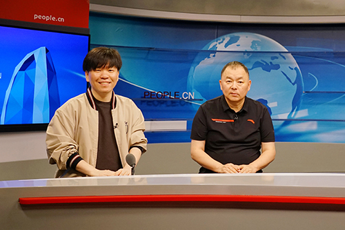 電影頻道節(jié)目中心副總編輯王平久（右）、音樂制作人常石磊（左）做客人民網。人民網記者 皇甫萬里 攝