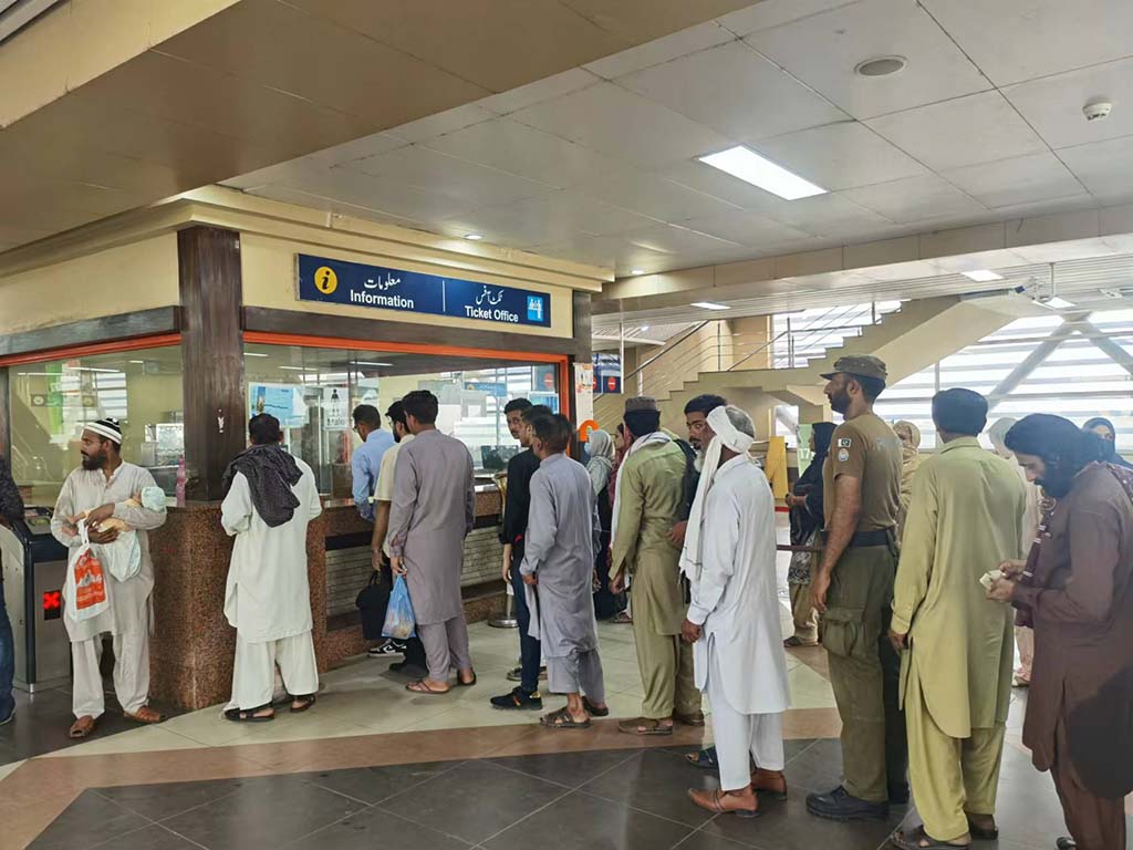 當(dāng)?shù)孛癖娫诶蠣柍染€地鐵里排隊購票。（人民網(wǎng)記者 石晶攝）