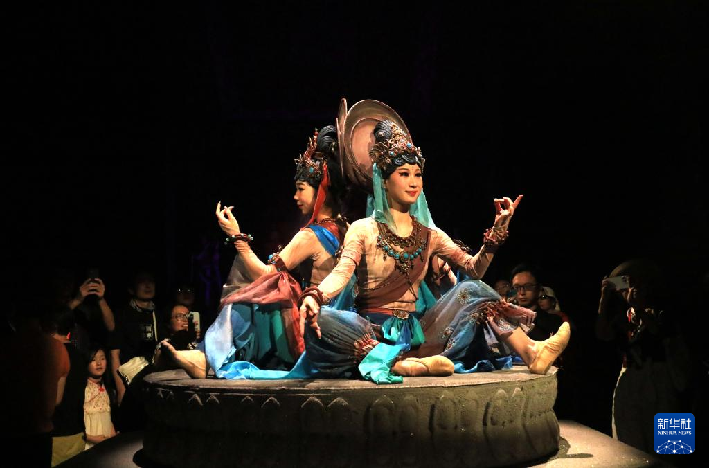 8月5日晚，游客在甘肅省敦煌市觀看大型洞窟式沉浸體驗劇《樂動敦煌》。 新華社發(fā)（張曉亮 攝）