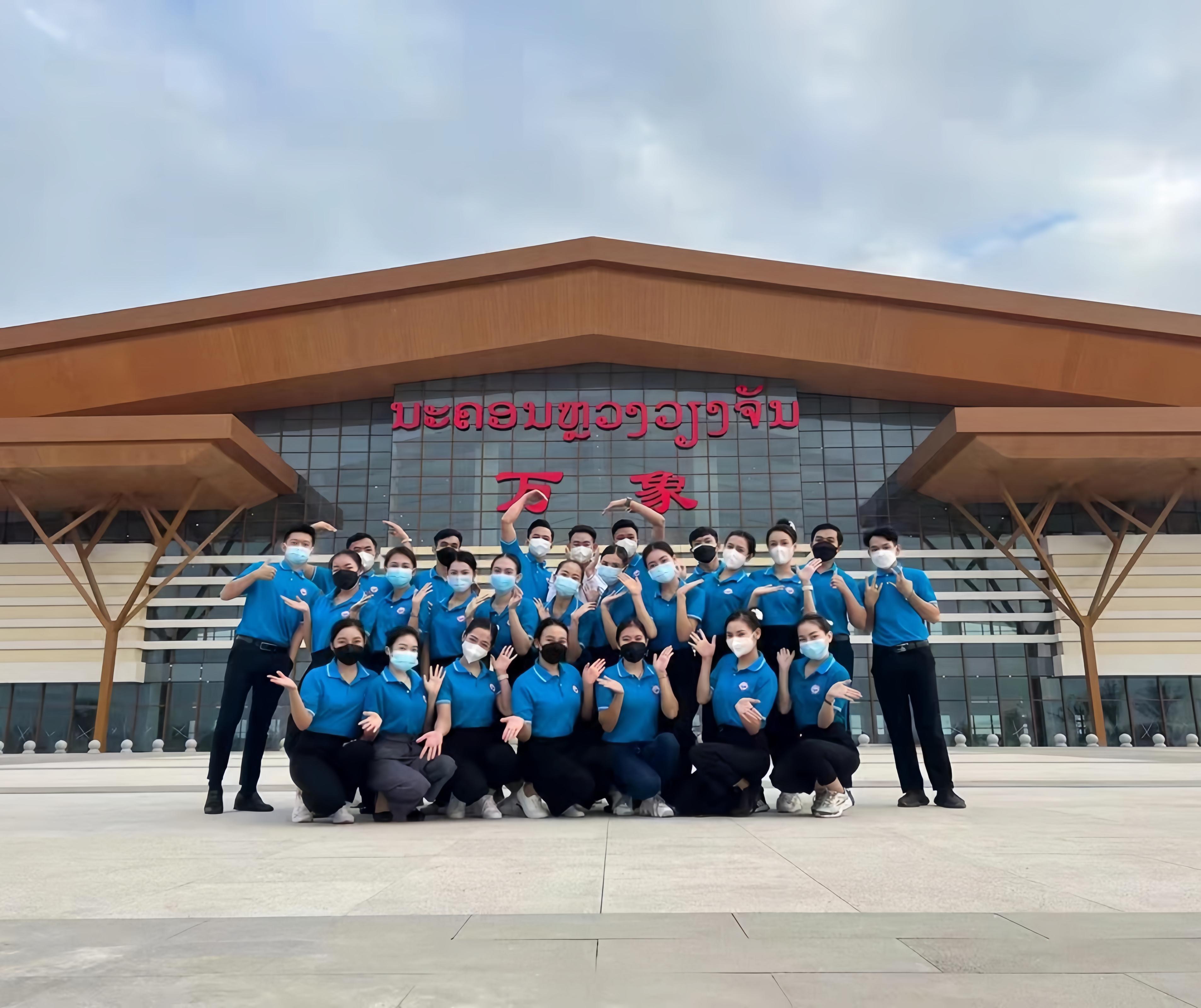 學(xué)生上崗前在老撾萬象高鐵站前合影（其中5人為貴陽職業(yè)技術(shù)學(xué)院培訓(xùn)班學(xué)生）。 貴陽職業(yè)技術(shù)學(xué)院供圖