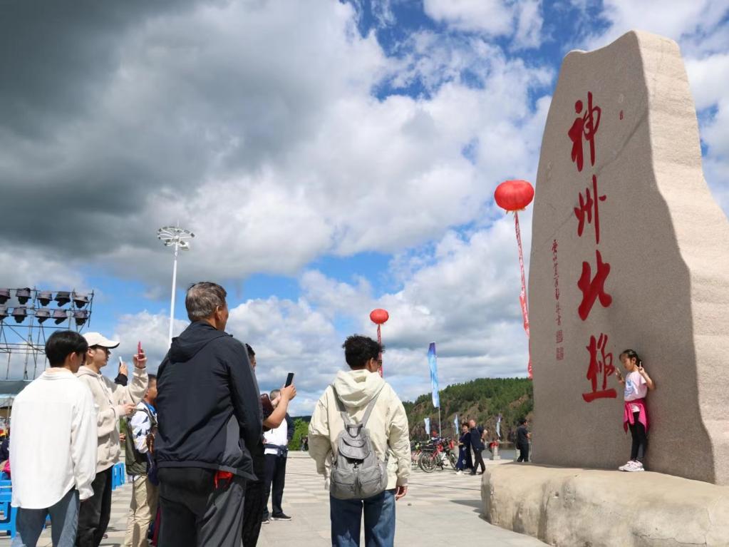 游客在漠河市地標(biāo)前打卡。新華社記者 徐凱鑫攝
