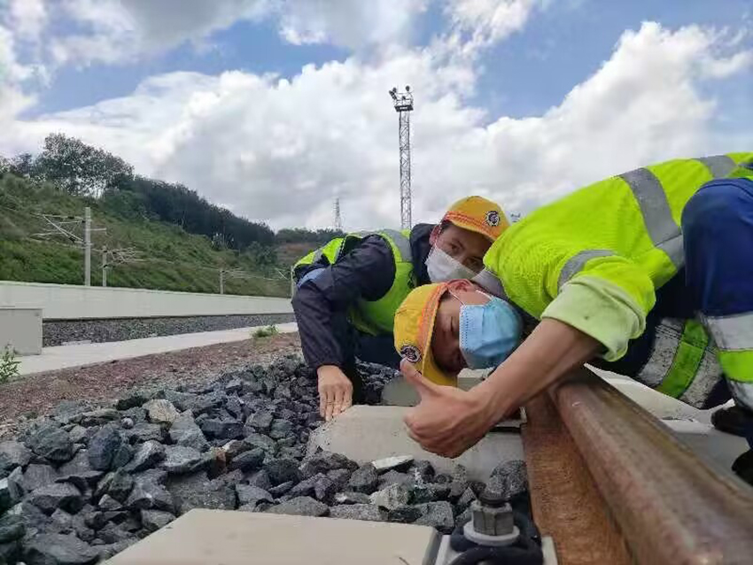 佟郎（左）正在檢修鐵路。受訪者供圖