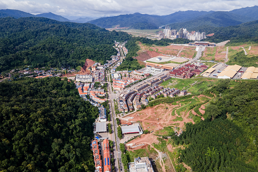 磨憨口岸俯瞰，右前方高層白色建筑群為老撾境內(nèi)。人民網(wǎng)記者 符皓攝