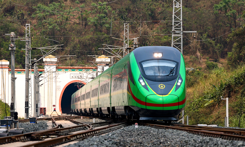 “復(fù)興號(hào)”動(dòng)車(chē)組列車(chē)駛過(guò)友誼隧道。徐章位攝