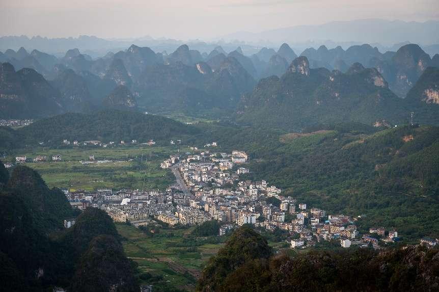 廣西層巒疊嶂，郁郁蔥蔥。 人民網(wǎng) 嚴(yán)立政攝