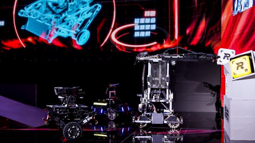 武漢工程大學(xué)大學(xué)生們帶來(lái)的機(jī)甲大師對(duì)抗比賽。主辦方供圖