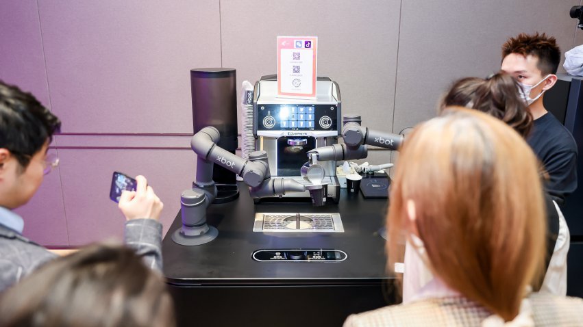 到場觀眾體驗如影智能咖啡大師。主辦方供圖