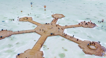 青海烏蘭：鹽湖美景醉游人