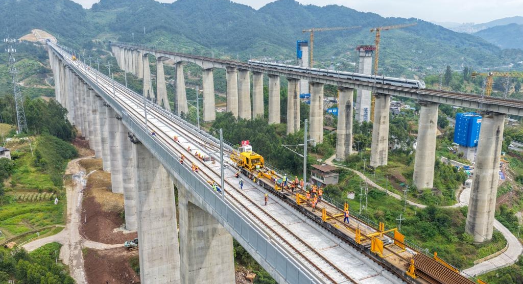 渝萬高鐵全線鋪軌工程啟動