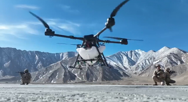 陸軍開展“人機(jī)協(xié)同”防化戰(zhàn)術(shù)訓(xùn)練