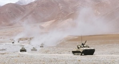 新疆軍區(qū)某團(tuán)開展遠(yuǎn)程機(jī)動訓(xùn)練